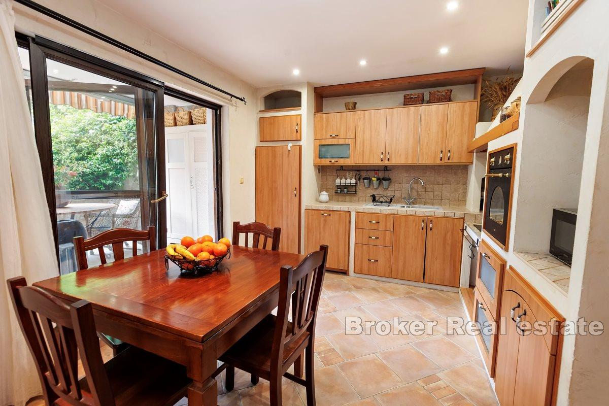 Wyjątkowy apartament z trzema sypialniami i przestronnym dziedzińcem