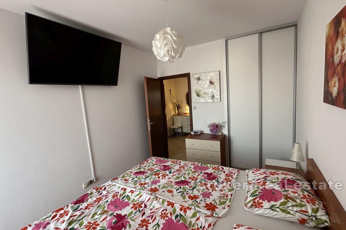 Appartamento con due camere da letto in una zona trafficata