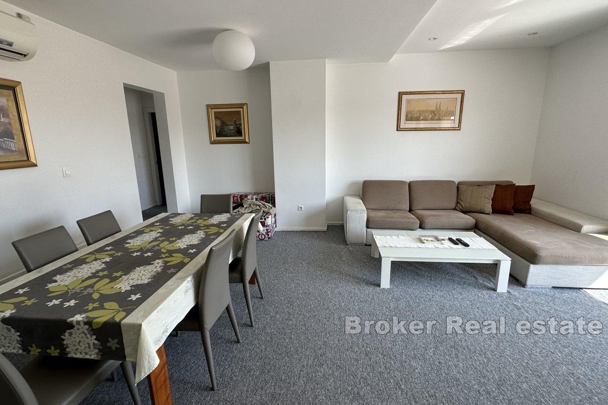 Attraktiv takvåning med stor terrass och jacuzzi