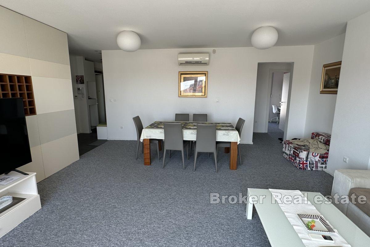 Attraktiv toppleilighet med stor terrasse og jacuzzi