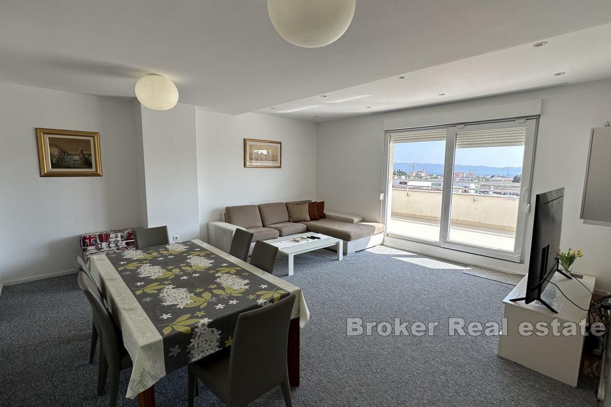 Attraktiv takvåning med stor terrass och jacuzzi