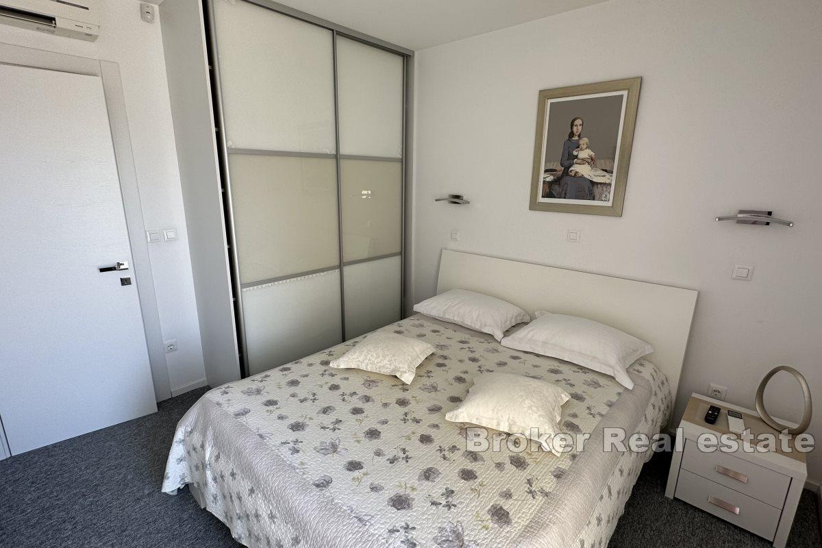 Attraktiv takvåning med stor terrass och jacuzzi