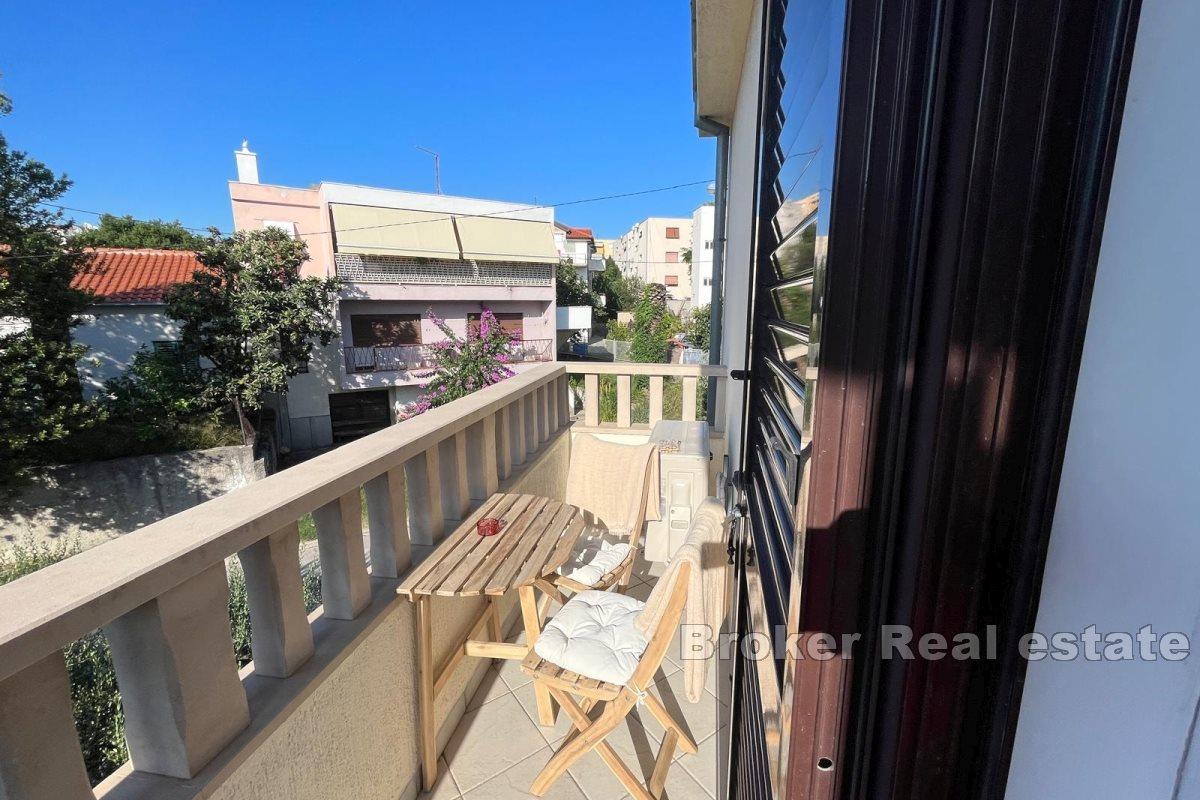 Spazioso appartamento con una camera da letto con balcone