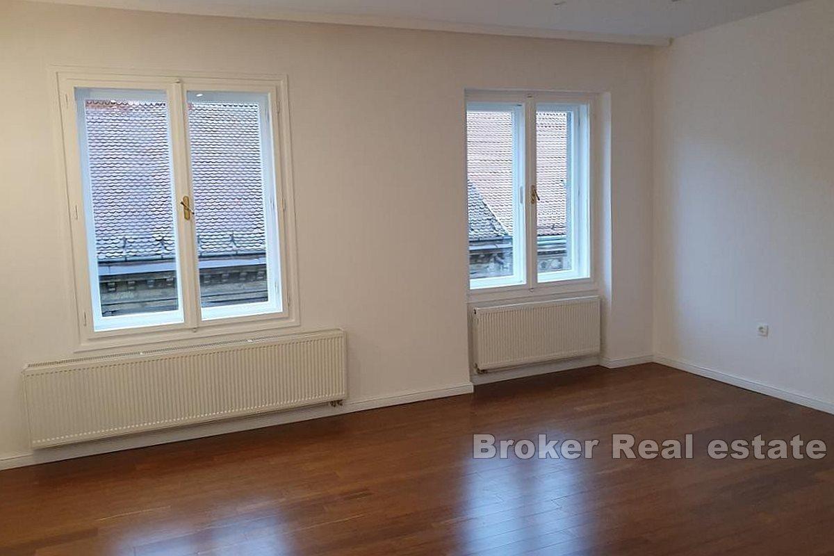 Atraktivan luksuzan trosoban stan u samom centru grada