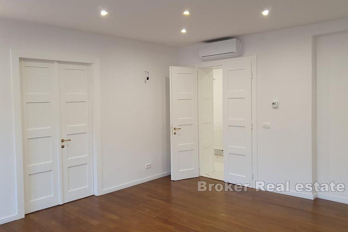 Atraktivan luksuzan trosoban stan u samom centru grada