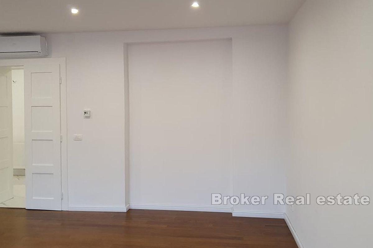 Atraktivan luksuzan trosoban stan u samom centru grada