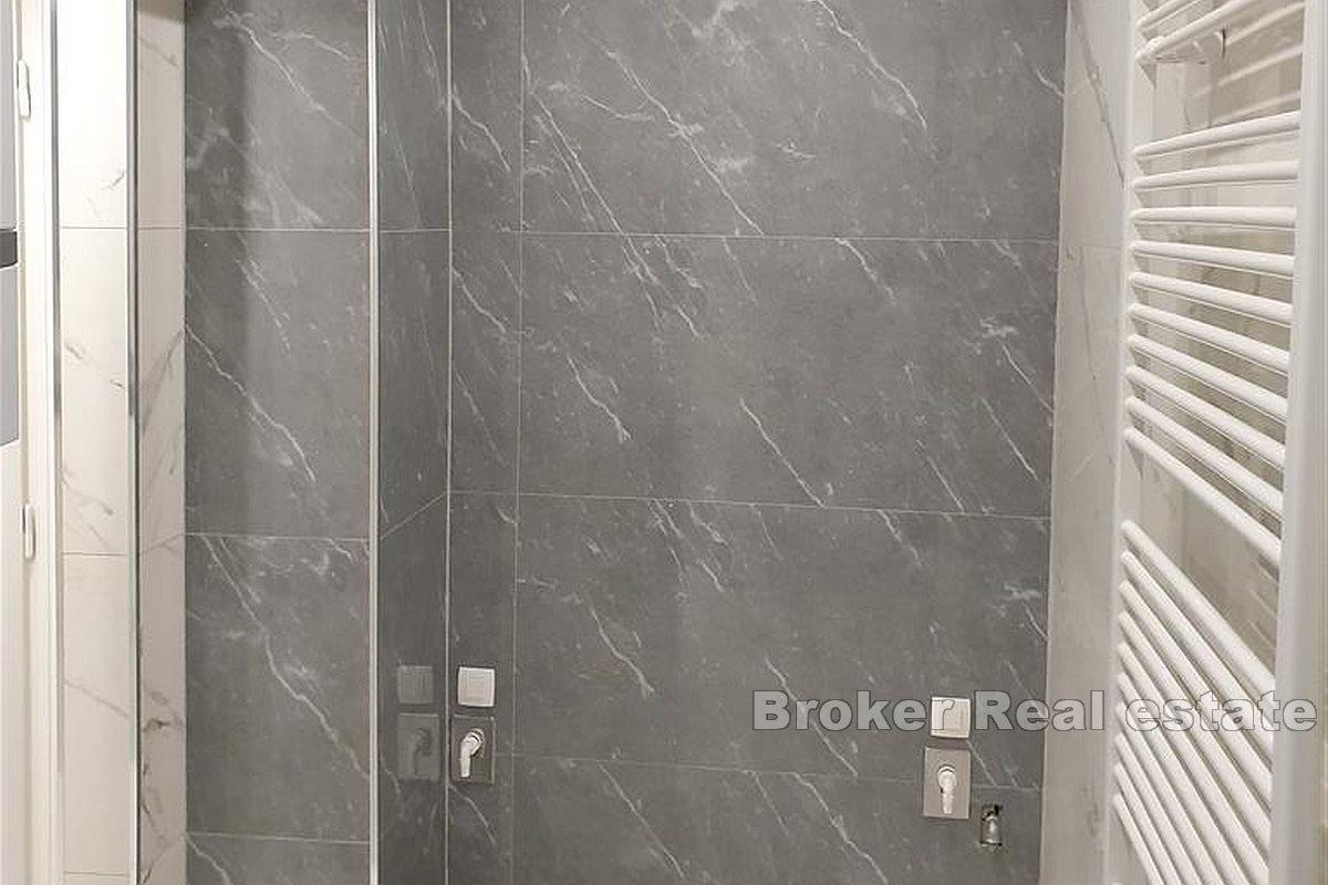 Atraktivan luksuzan trosoban stan u samom centru grada