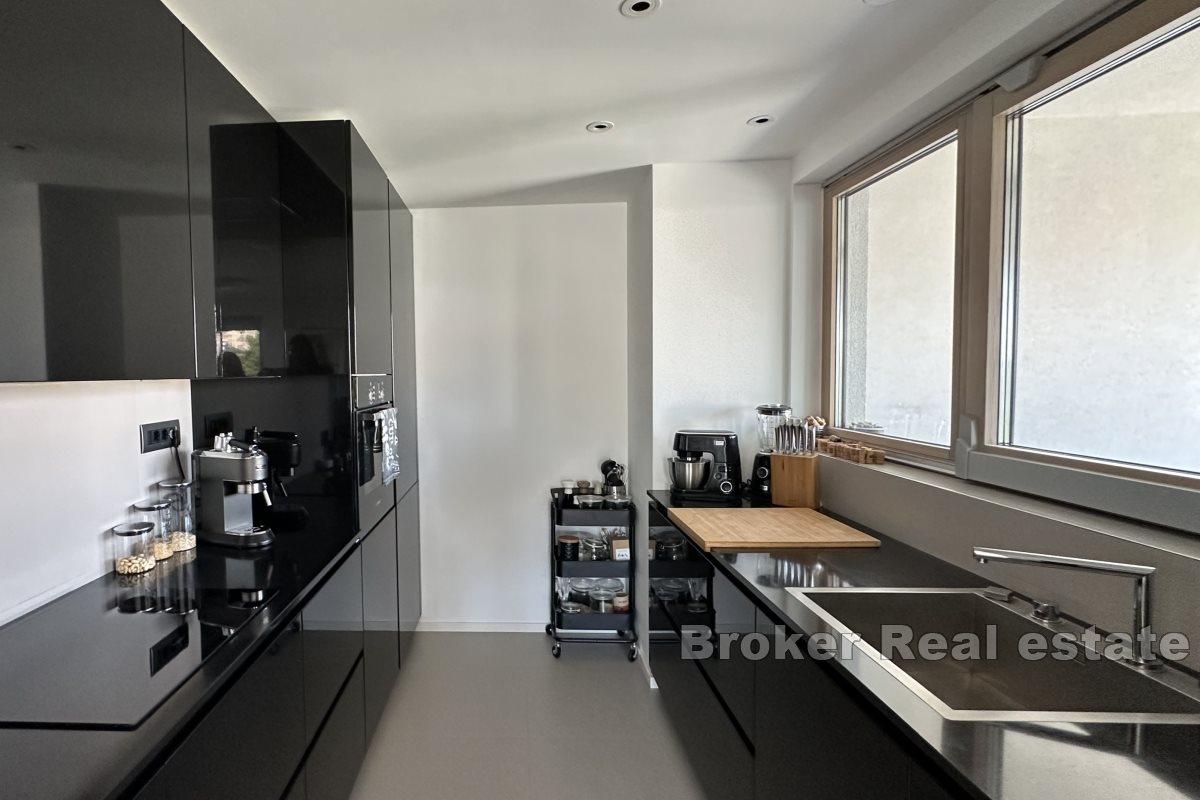 Уникальная двухкомнатная квартира с видом на море