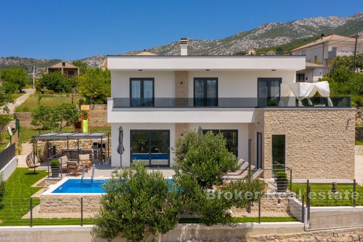 Excellent villa in a peaceful setting with a sea view
