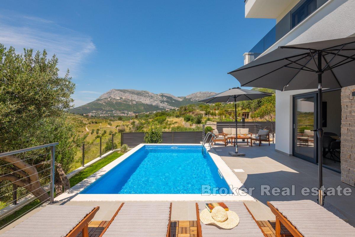 Excellent villa in a peaceful setting with a sea view