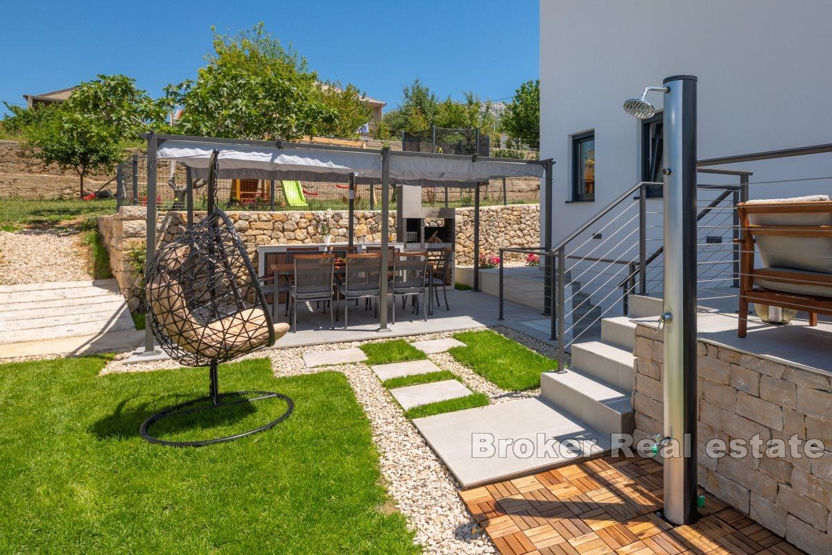 Excellent villa in a peaceful setting with a sea view