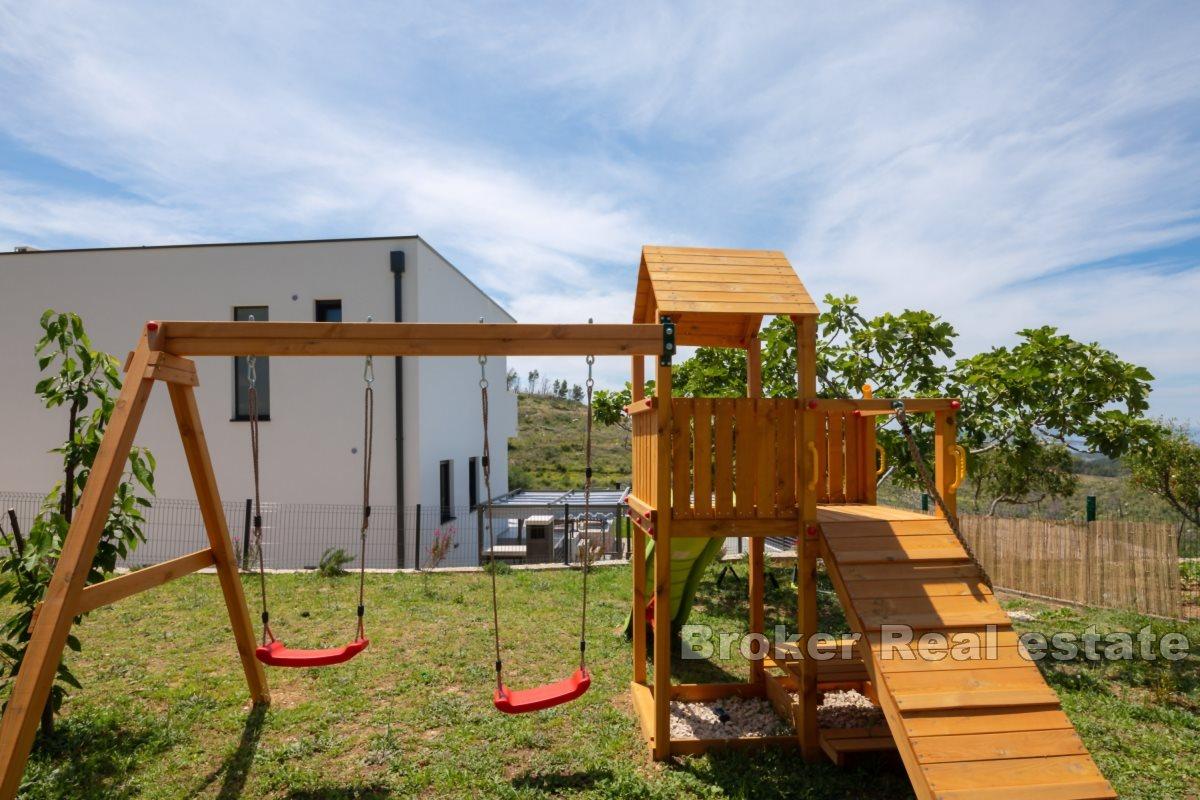 Excellent villa in a peaceful setting with a sea view