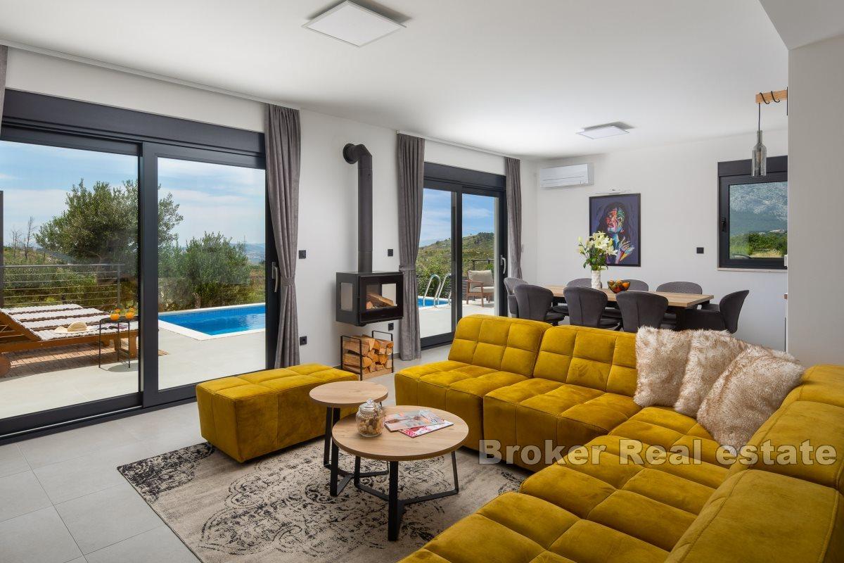 Excellent villa in a peaceful setting with a sea view