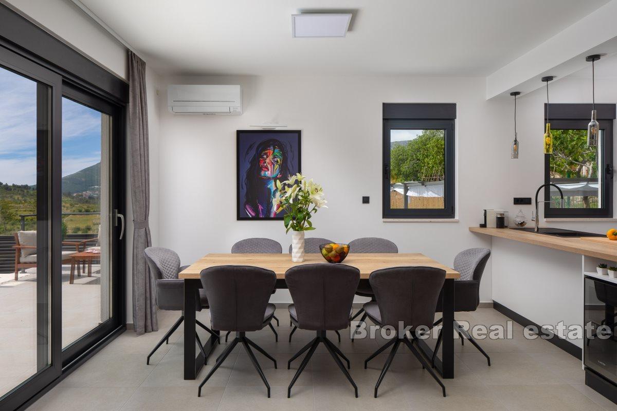 Výborná vila v klidném prostředí s výhledem na moře