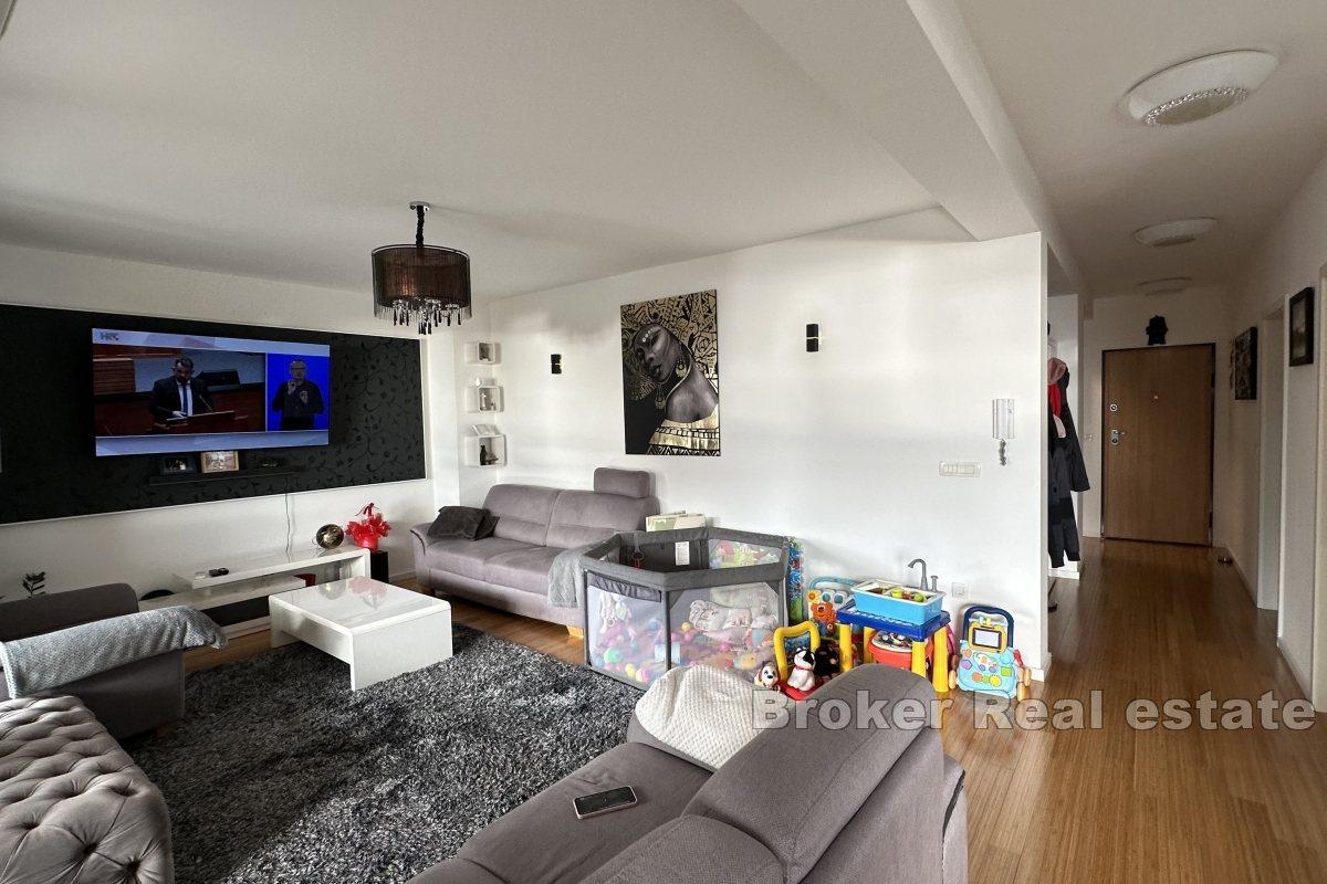 Comfortable three-bedroom apartment with sea view