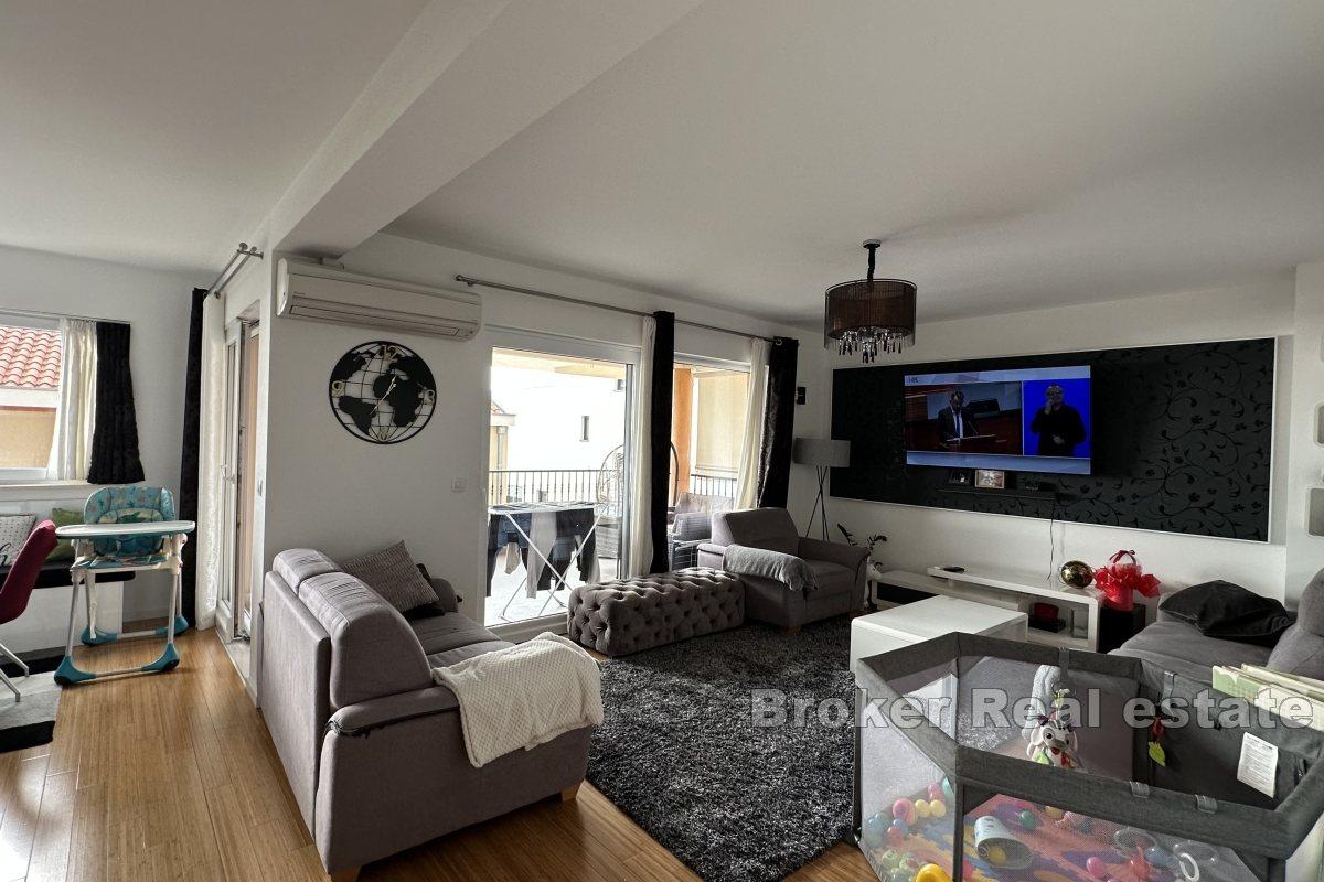 Comfortable three-bedroom apartment with sea view