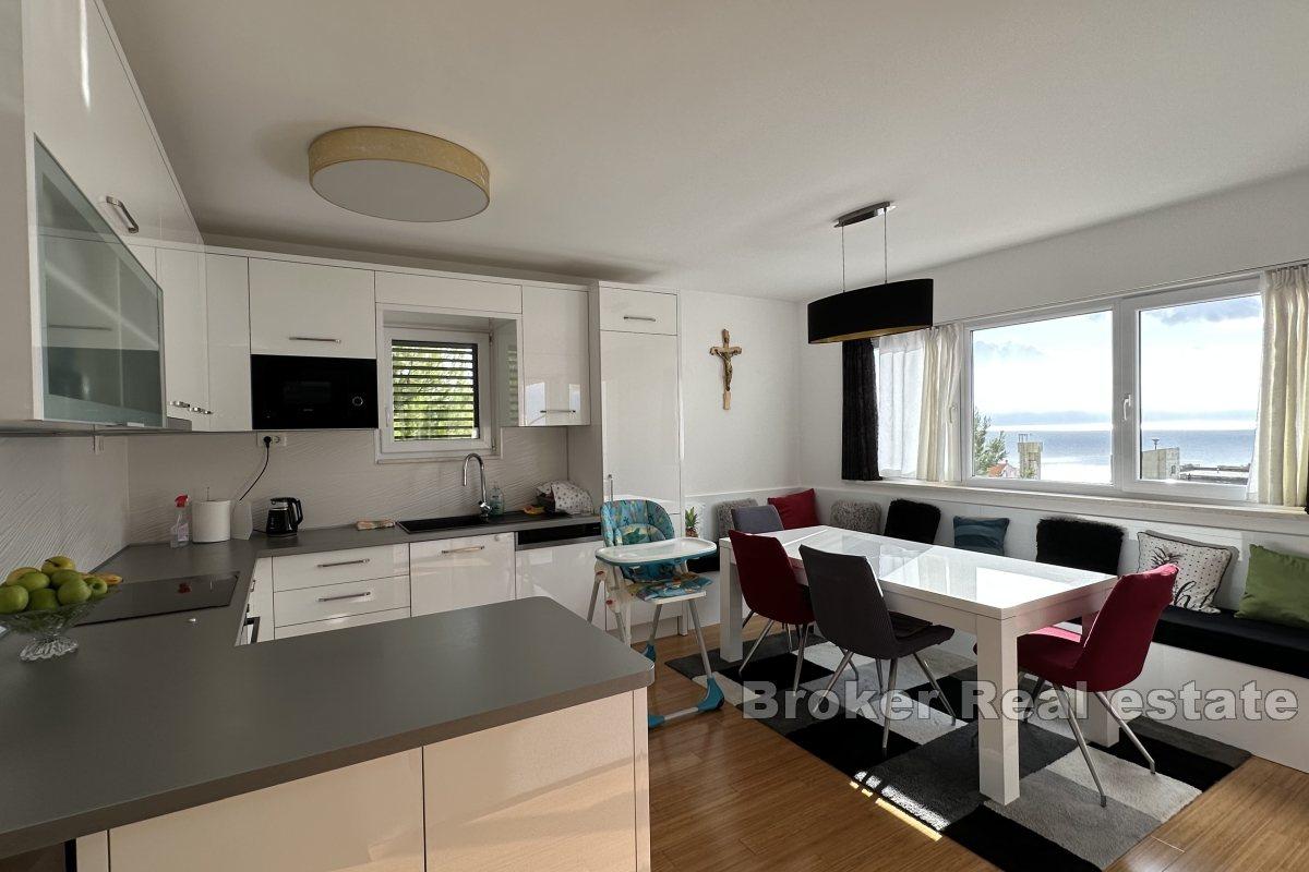 Comfortable three-bedroom apartment with sea view