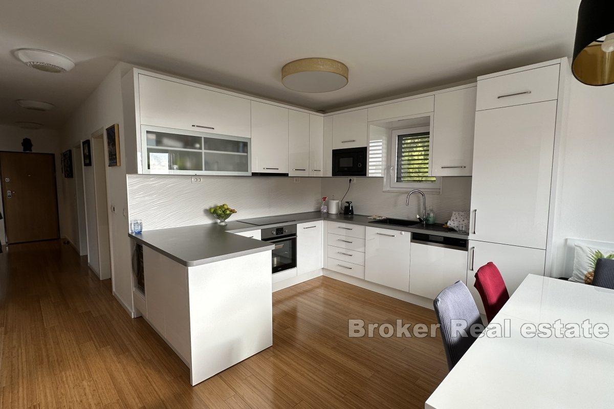 Comfortable three-bedroom apartment with sea view