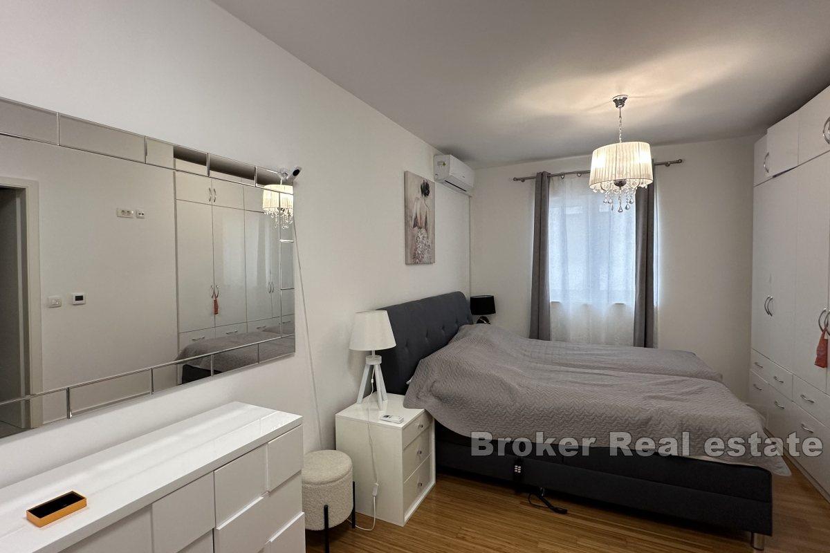 Komfortowy apartament z trzema sypialniami i widokiem na morze
