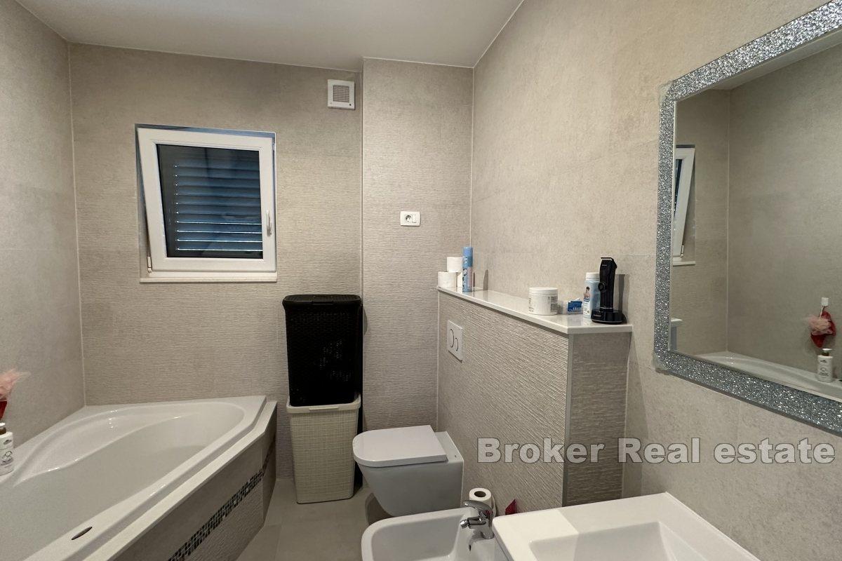 Komfortowy apartament z trzema sypialniami i widokiem na morze
