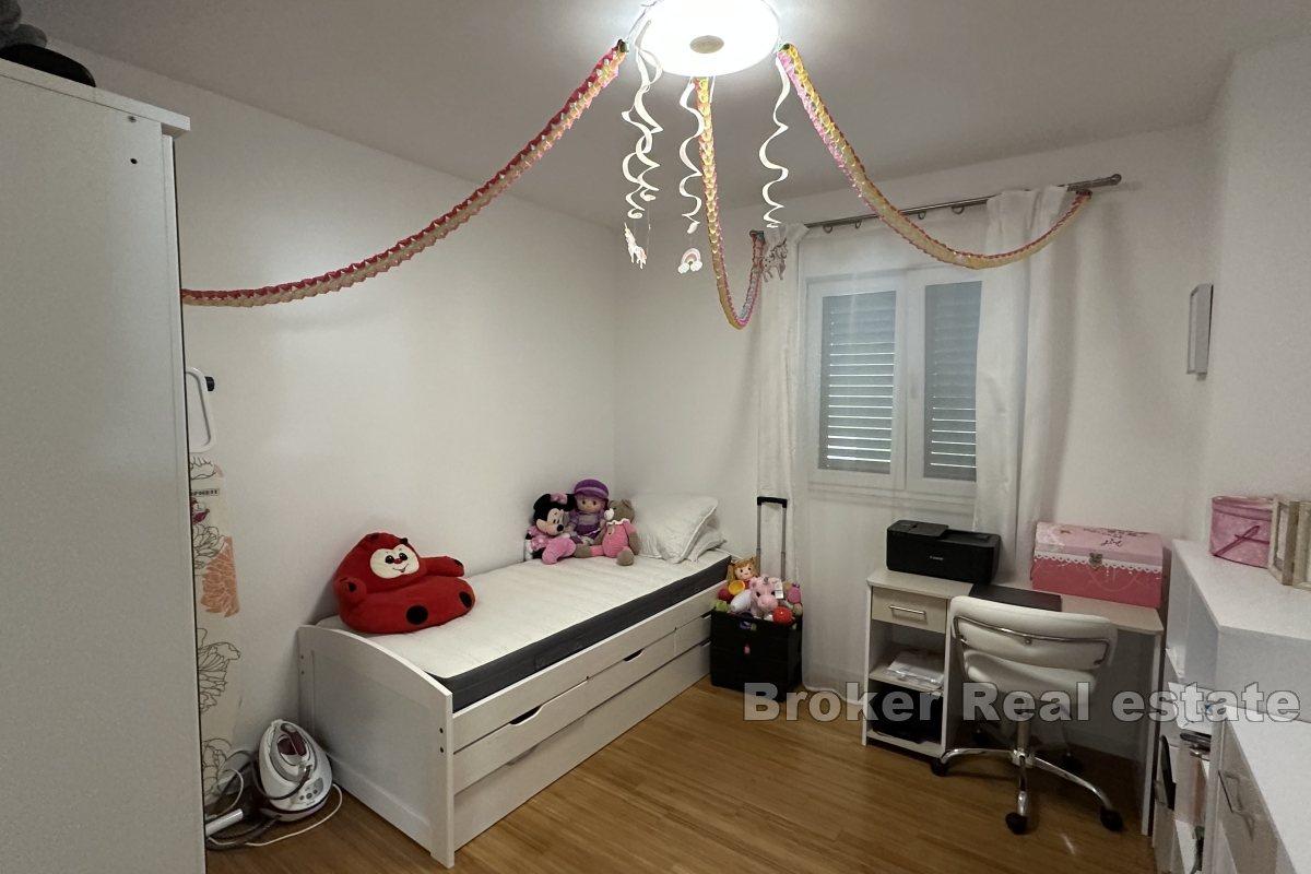 Komfortowy apartament z trzema sypialniami i widokiem na morze