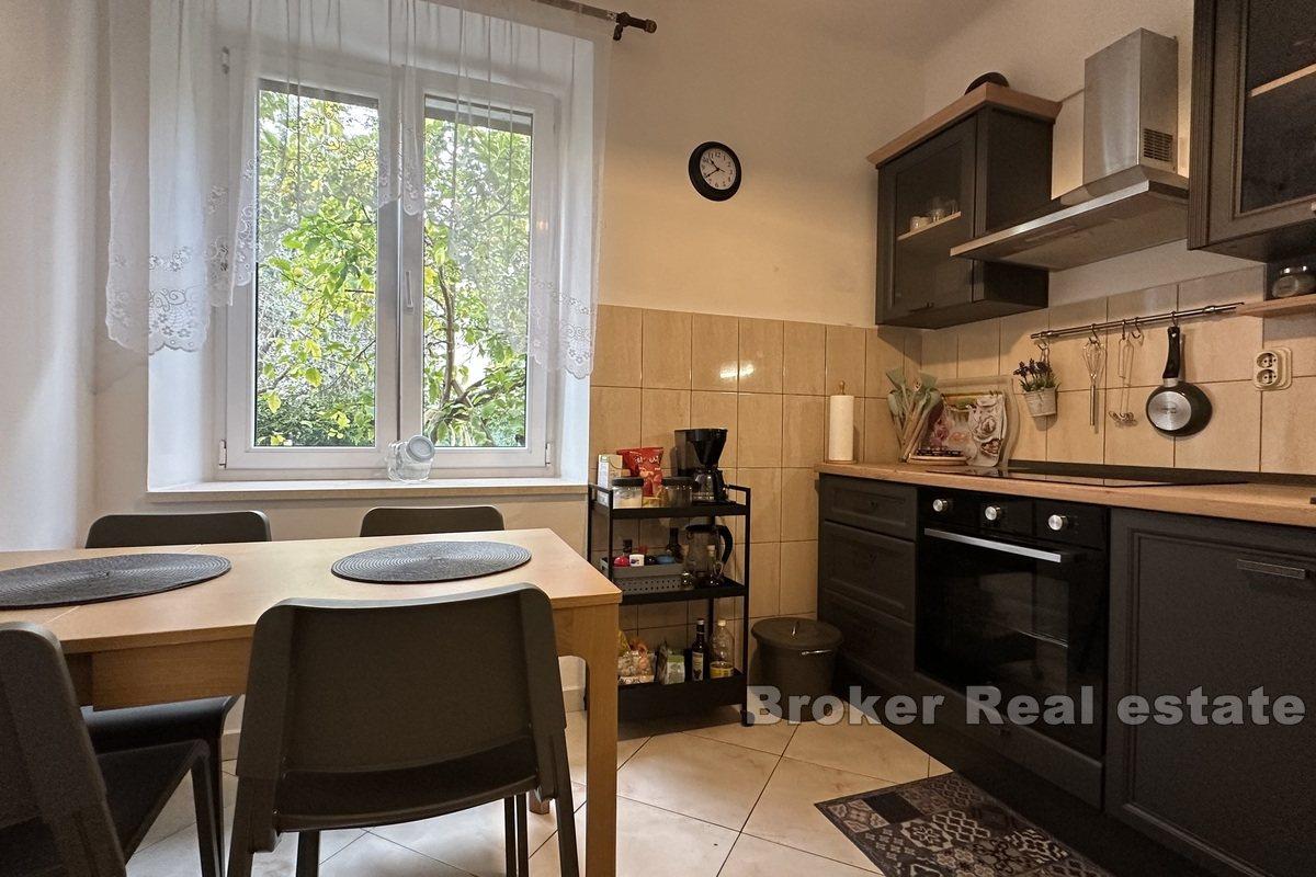 Geräumige Zweizimmerwohnung mit Garten und Garage