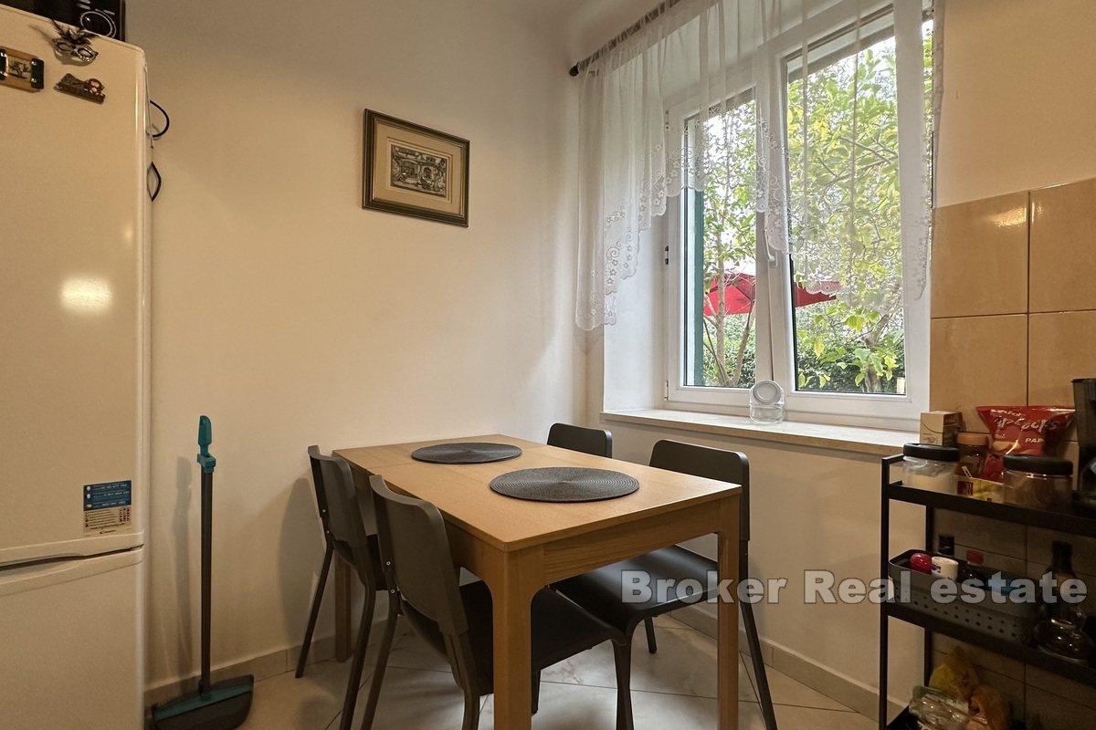 Просторная двухкомнатная квартира с садом и гаражом