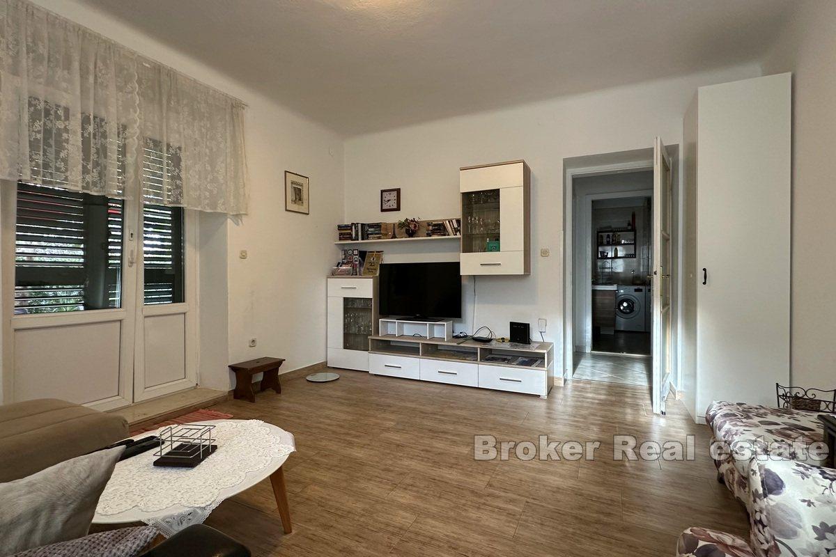 Просторная двухкомнатная квартира с садом и гаражом