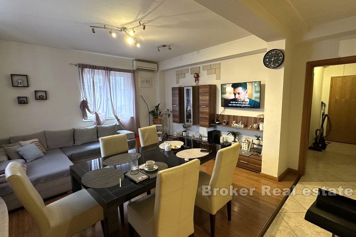 Apartmán se třemi ložnicemi a garáží v blízkosti moře