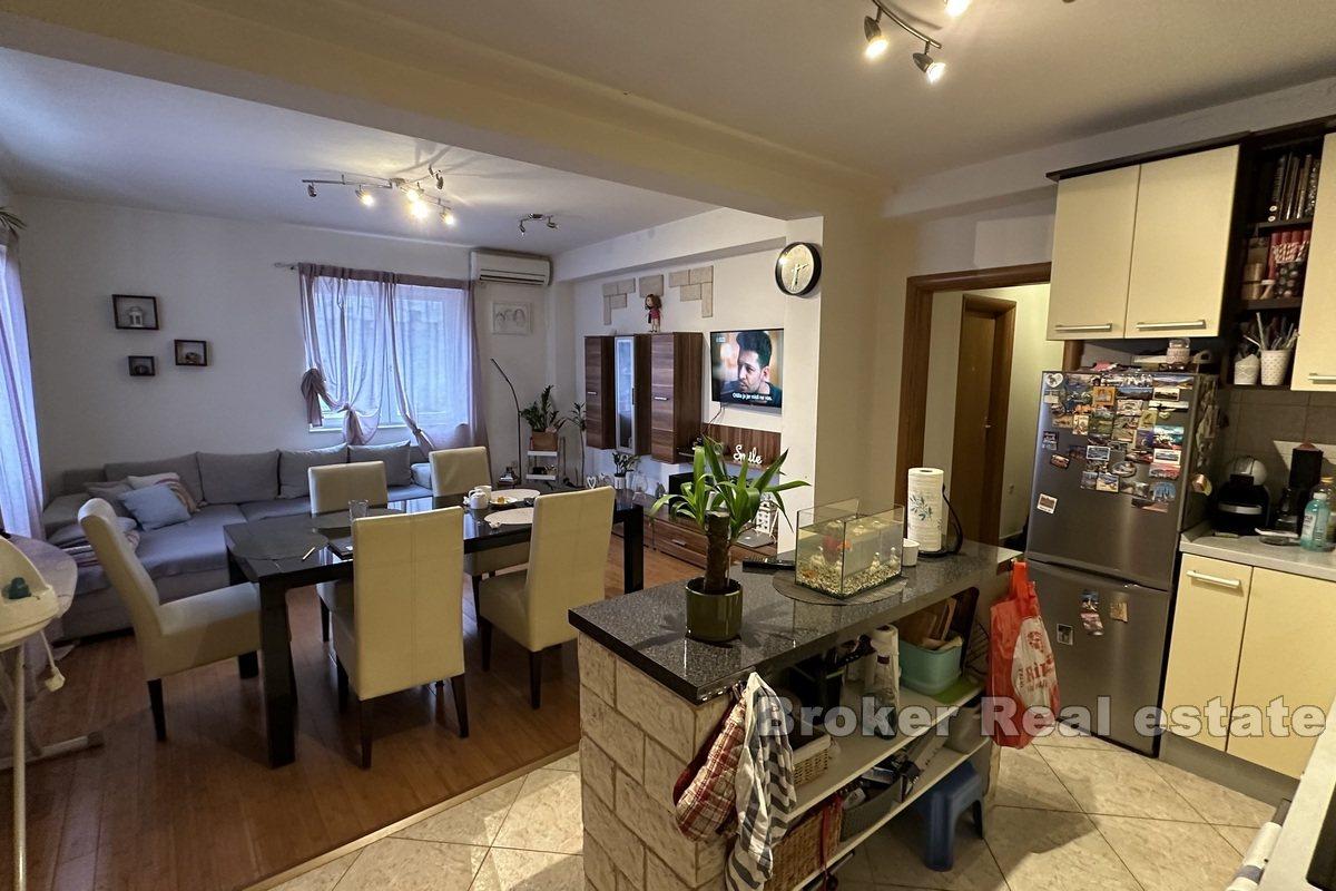 Leilighet med tre soverom og garasje nær sjøen