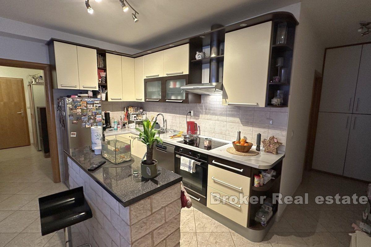 Leilighet med tre soverom og garasje nær sjøen