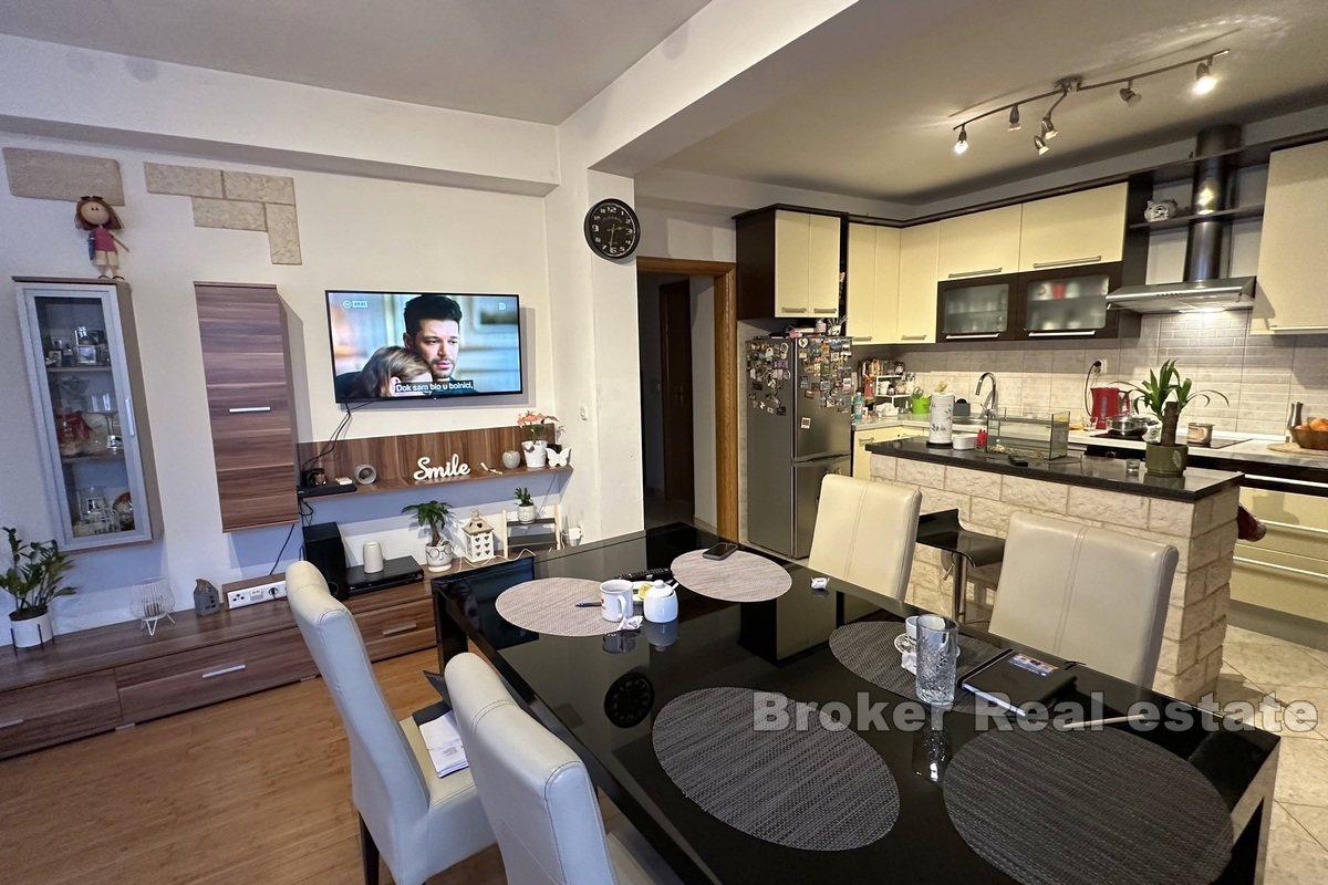 Apartmán se třemi ložnicemi a garáží v blízkosti moře