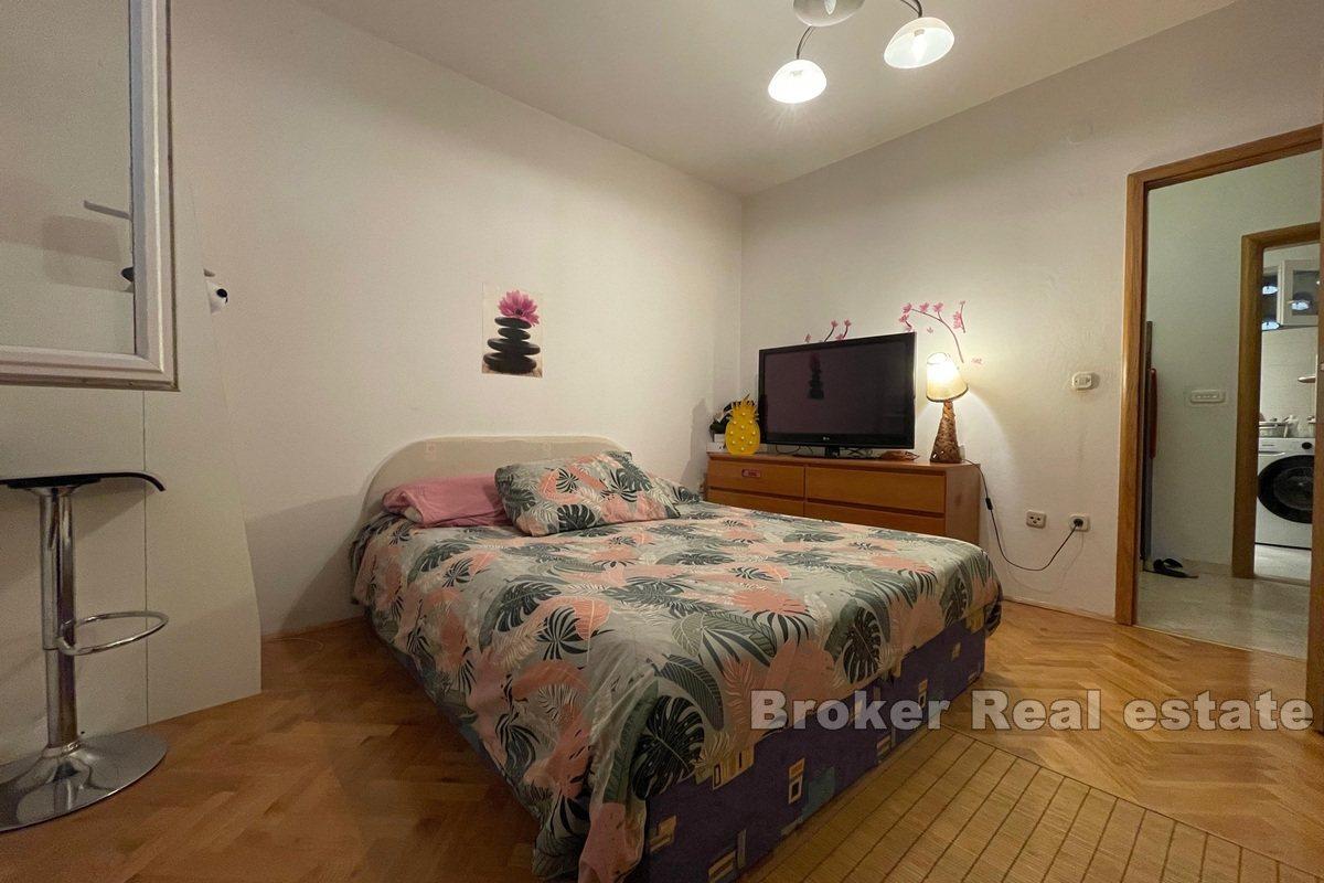 Appartamento con tre camere da letto e garage vicino al mare