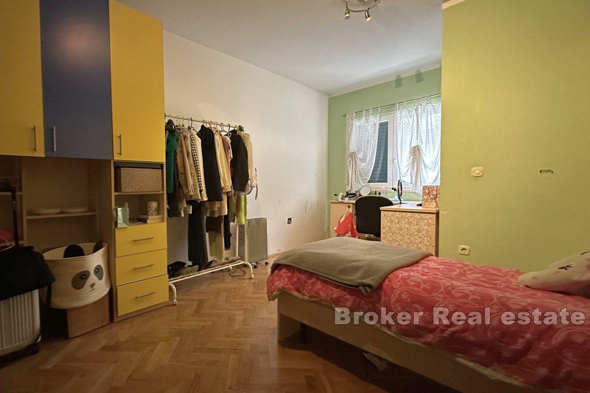Appartamento con tre camere da letto e garage vicino al mare
