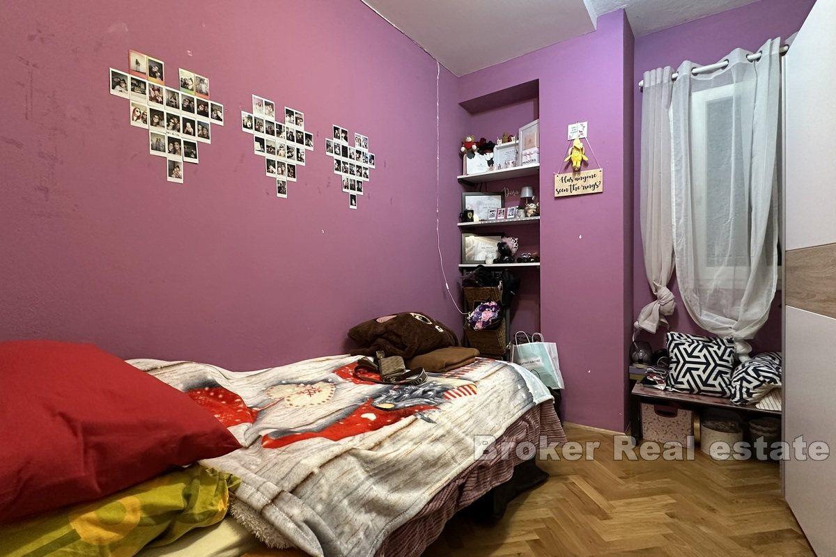 Appartamento con tre camere da letto e garage vicino al mare