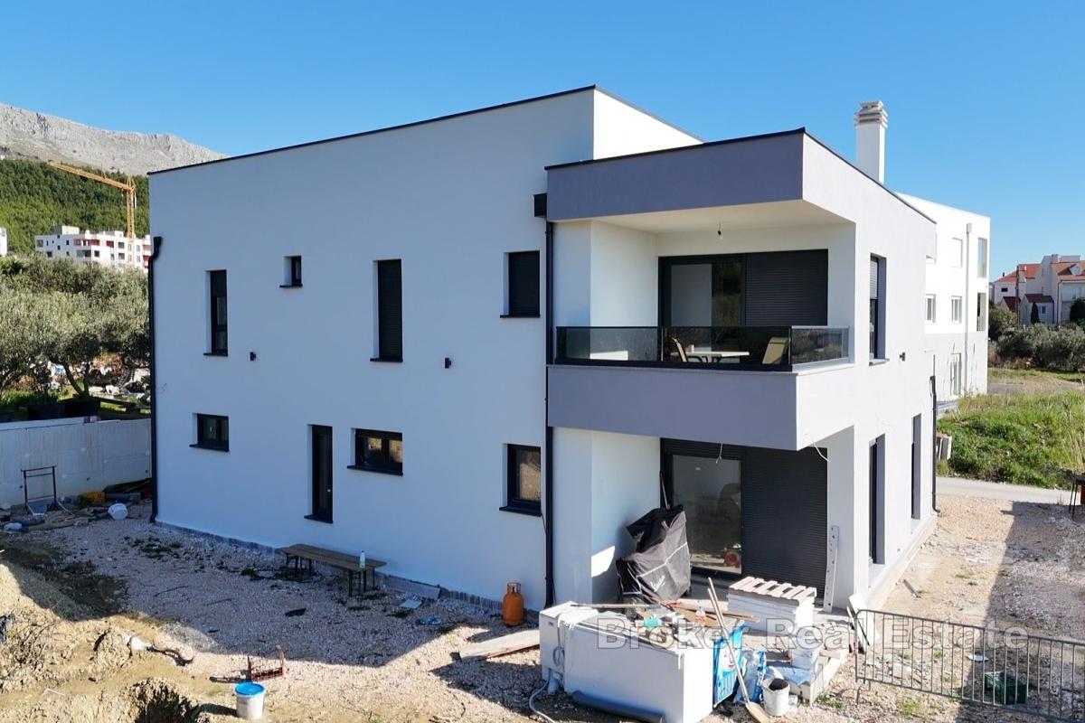 Nybygd hus med to leiligheter nær sjøen