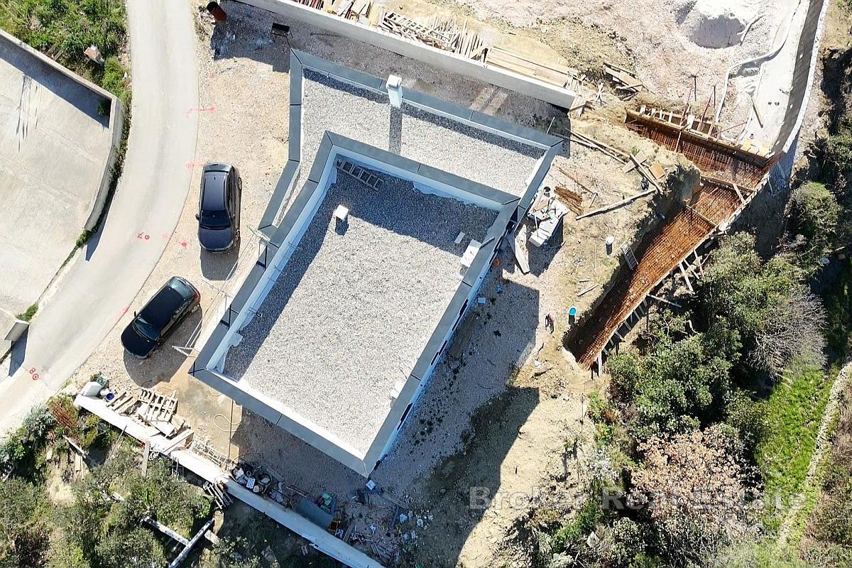 Недавно построенный дом с двумя квартирами недалеко от моря