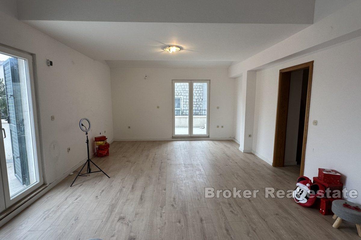 To-roms leilighet med garasje nær sjøen