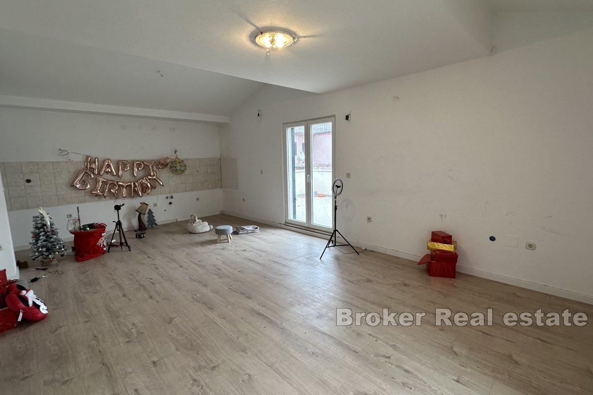 To-roms leilighet med garasje nær sjøen