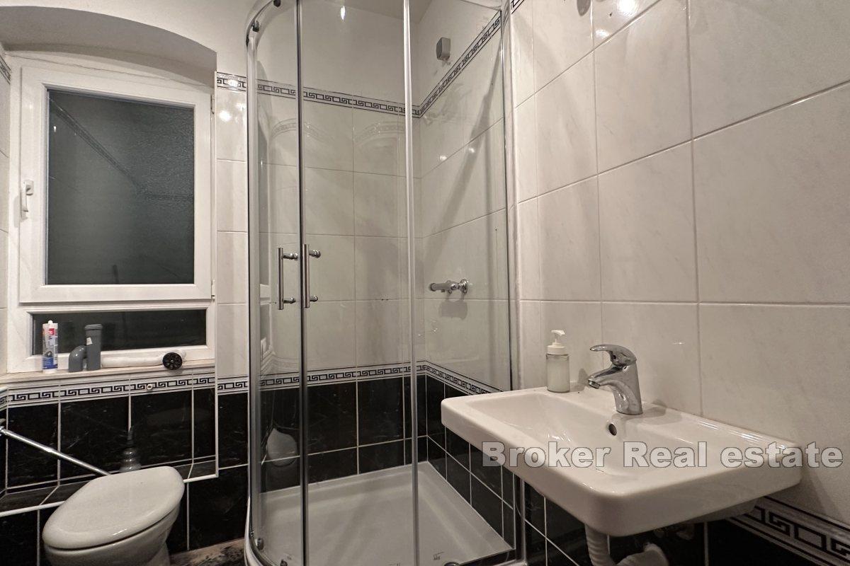 To-roms leilighet med garasje nær sjøen