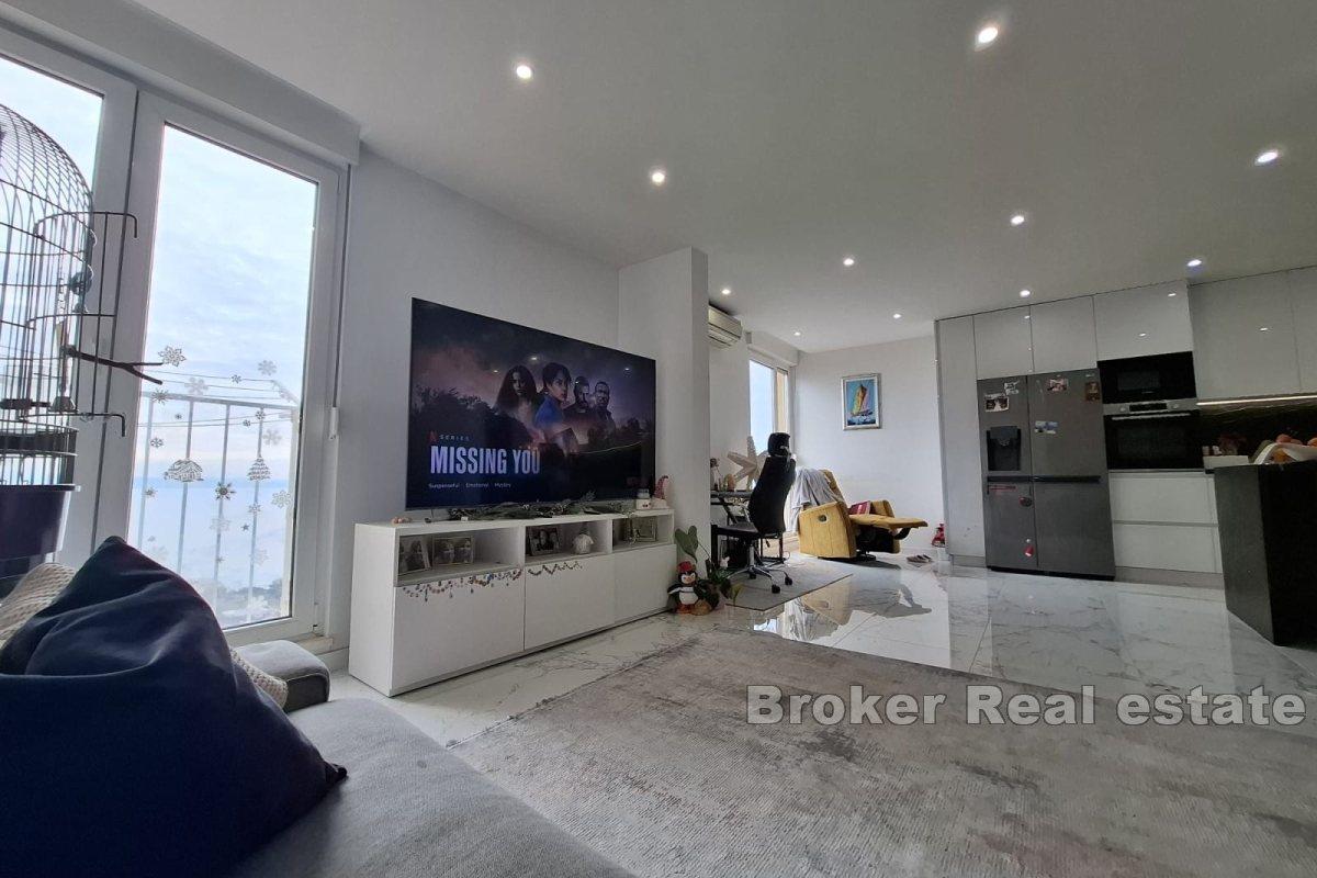 Nowoczesny apartament z trzema sypialniami i widokiem na otwarte morze