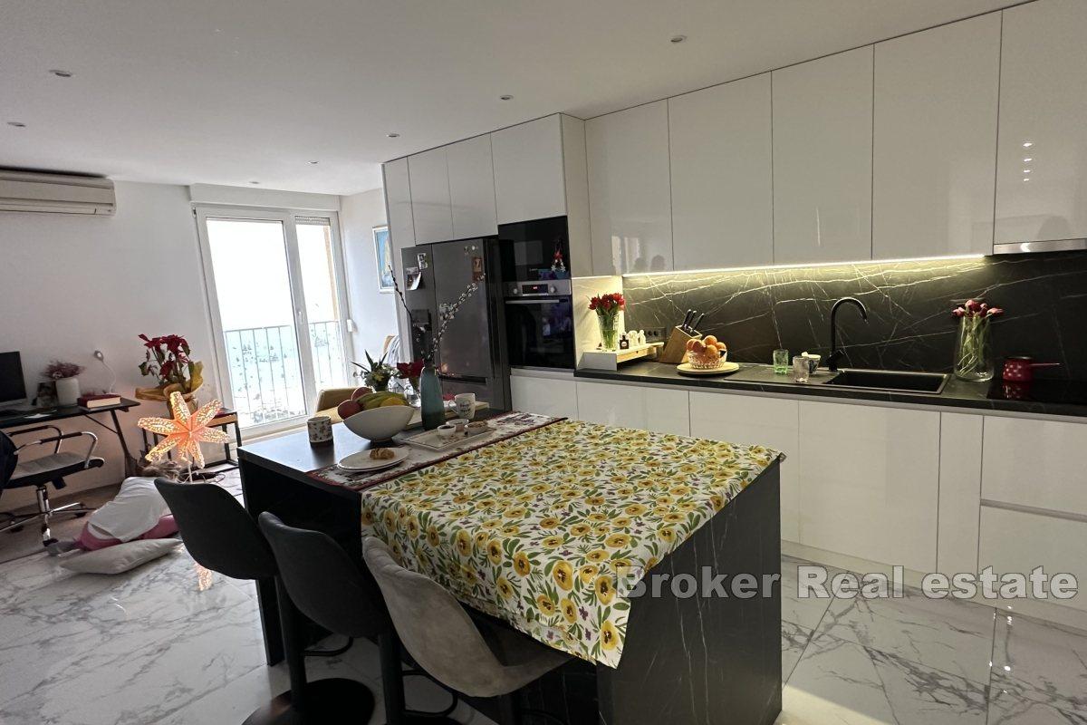 Modern three-bedroom apartment with open sea view