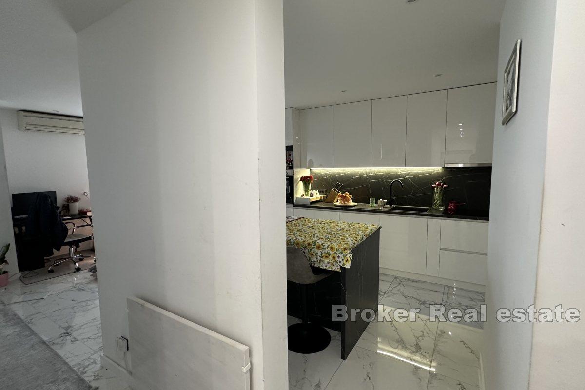 Modern three-bedroom apartment with open sea view