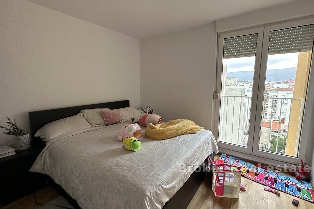 Modern three-bedroom apartment with open sea view