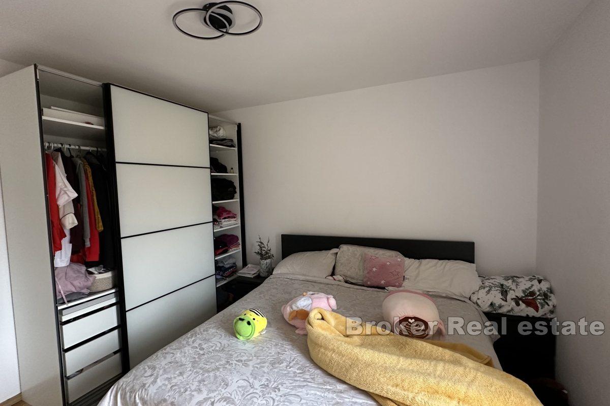 Nowoczesny apartament z trzema sypialniami i widokiem na otwarte morze
