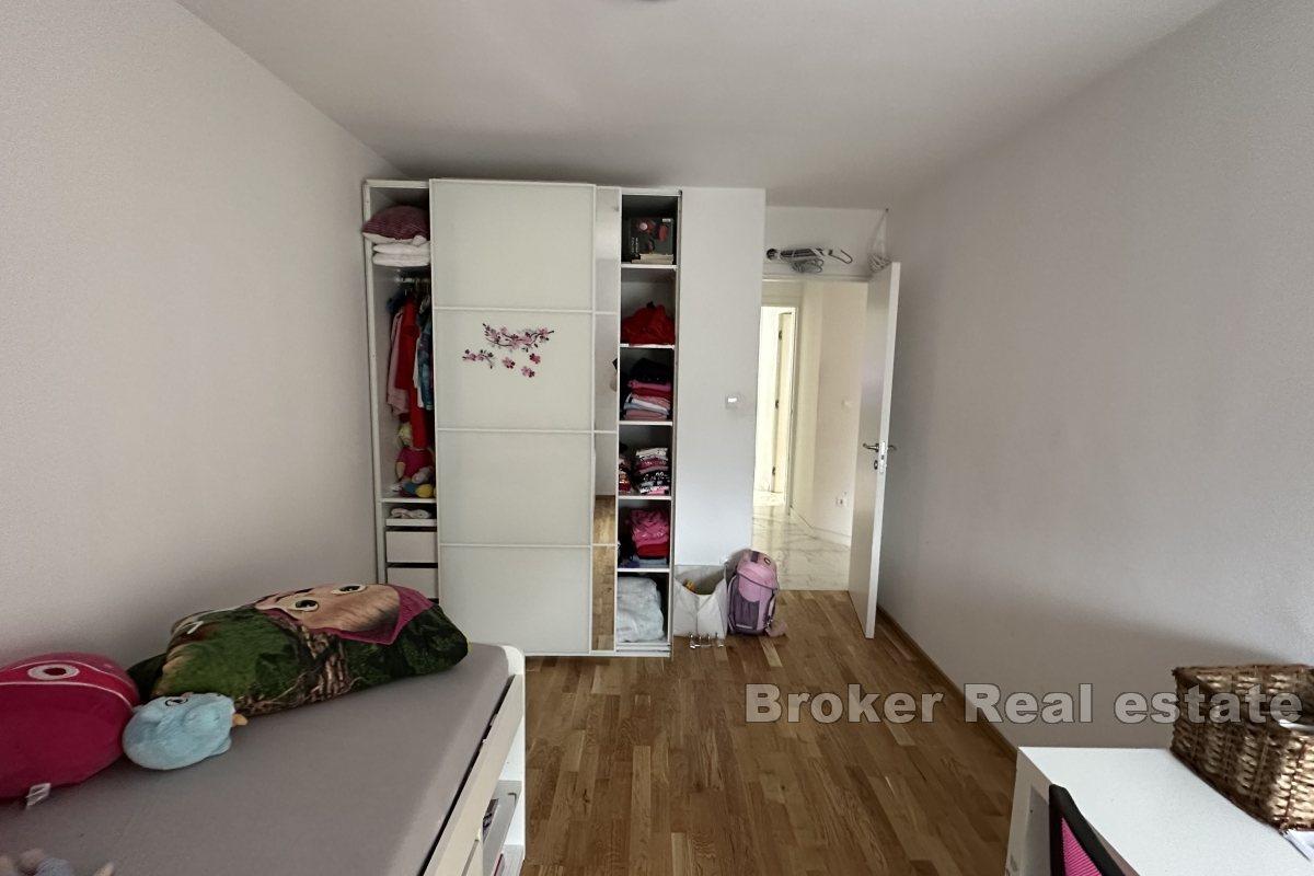 Nowoczesny apartament z trzema sypialniami i widokiem na otwarte morze