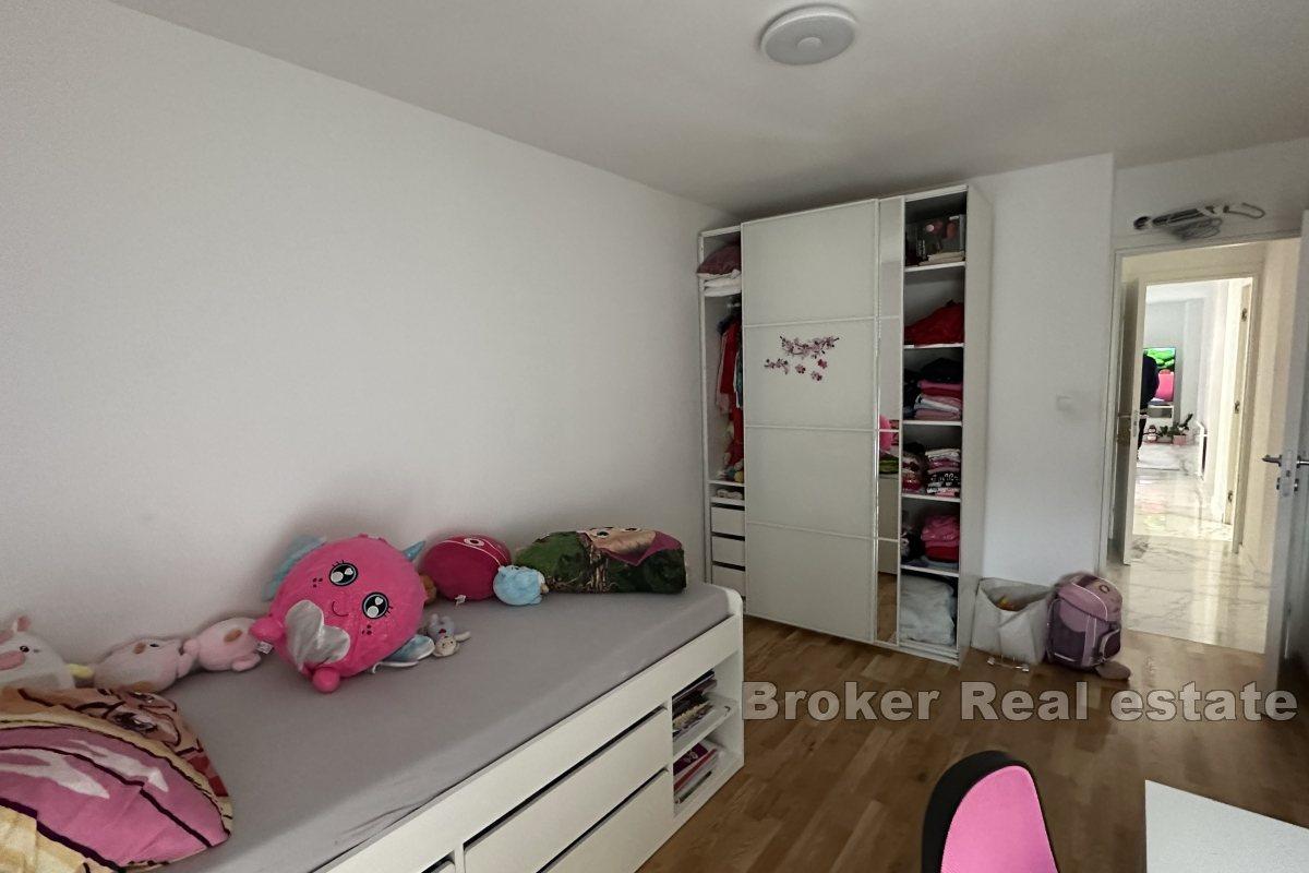 Nowoczesny apartament z trzema sypialniami i widokiem na otwarte morze
