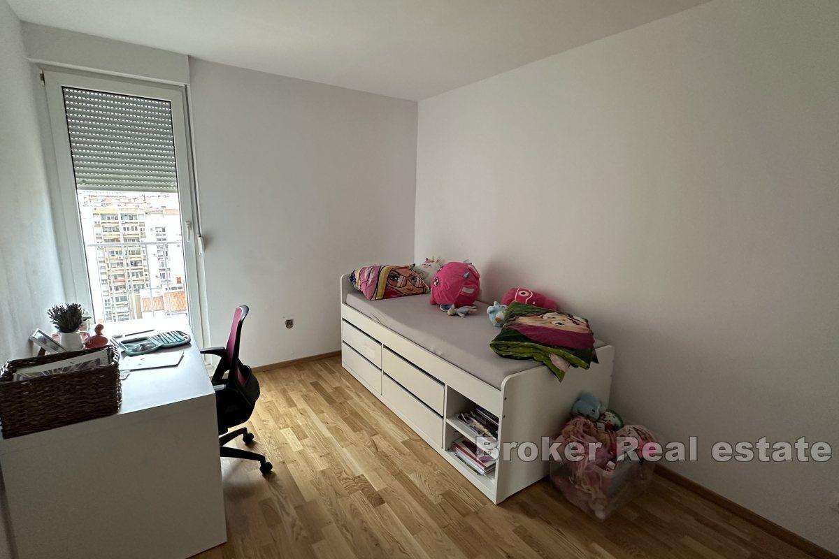 Nowoczesny apartament z trzema sypialniami i widokiem na otwarte morze