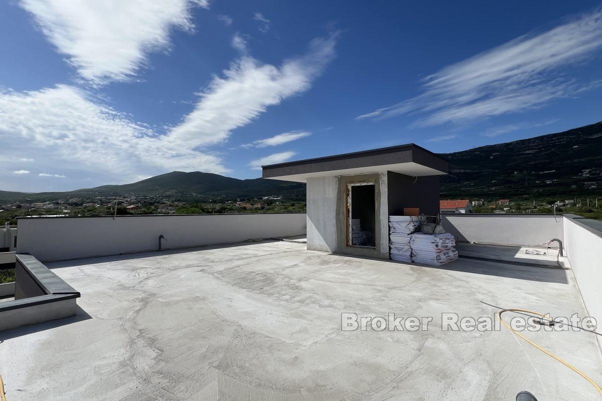 Dvoetažni penthouse u novogradnji s pogledom na more