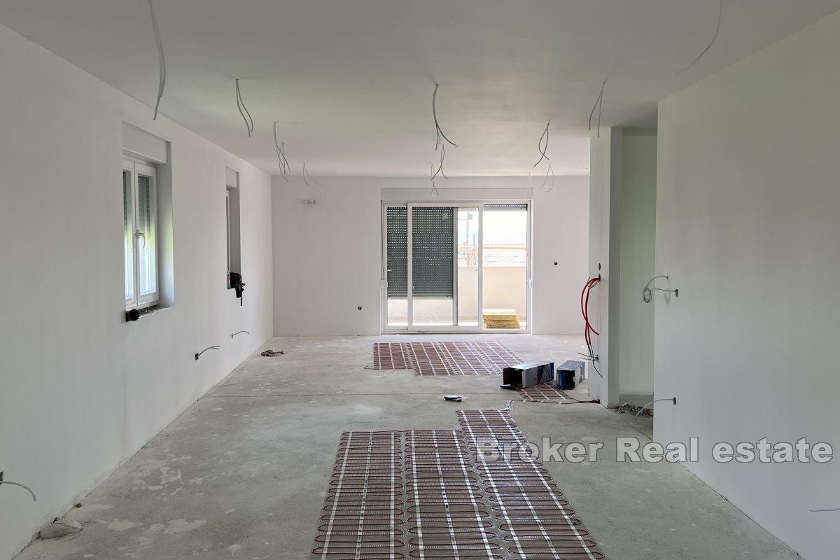 Dvoupatrový penthouse v nové budově s výhledem na moře